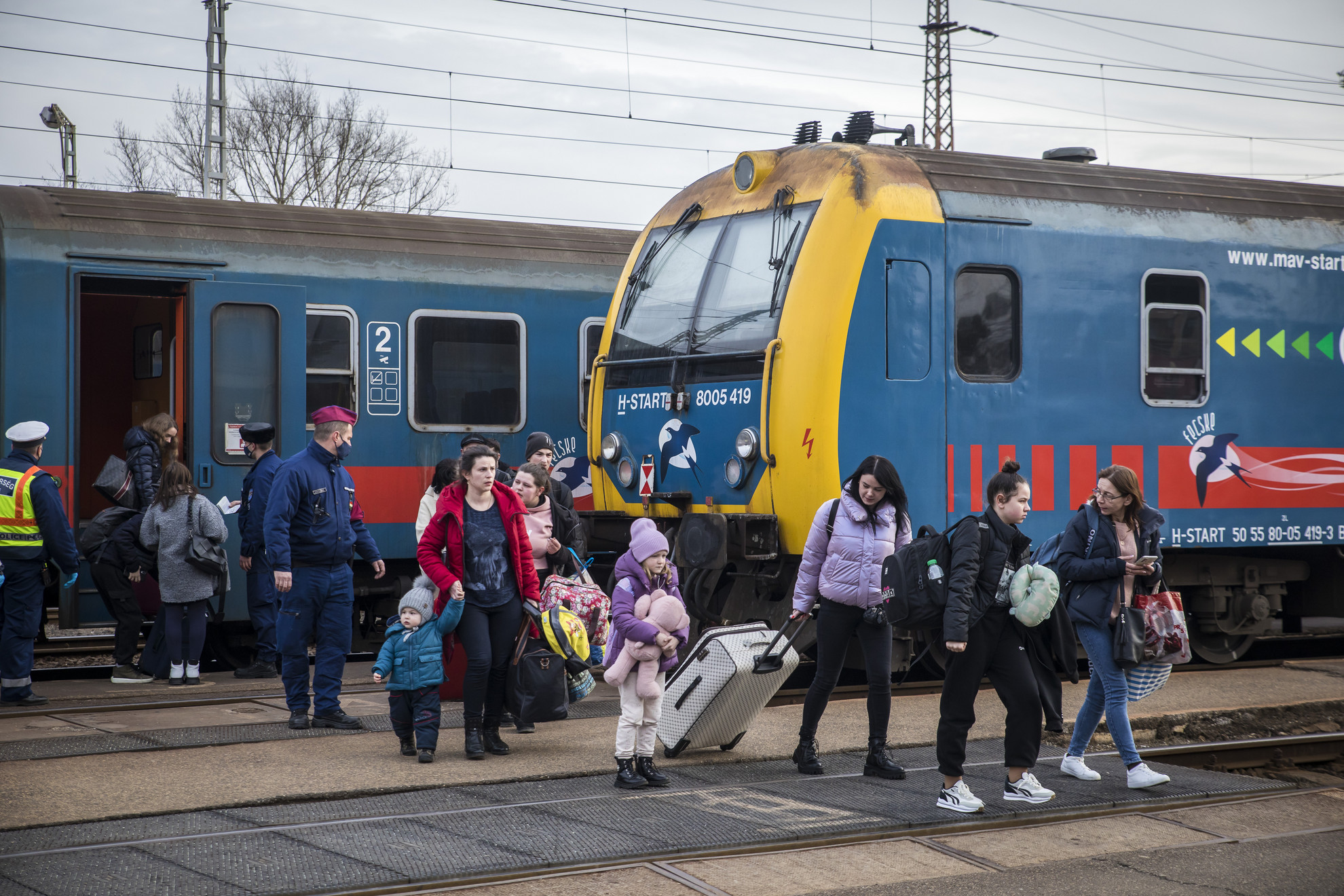 Ukrán menekültek Zahonynál 2022. február 26-án