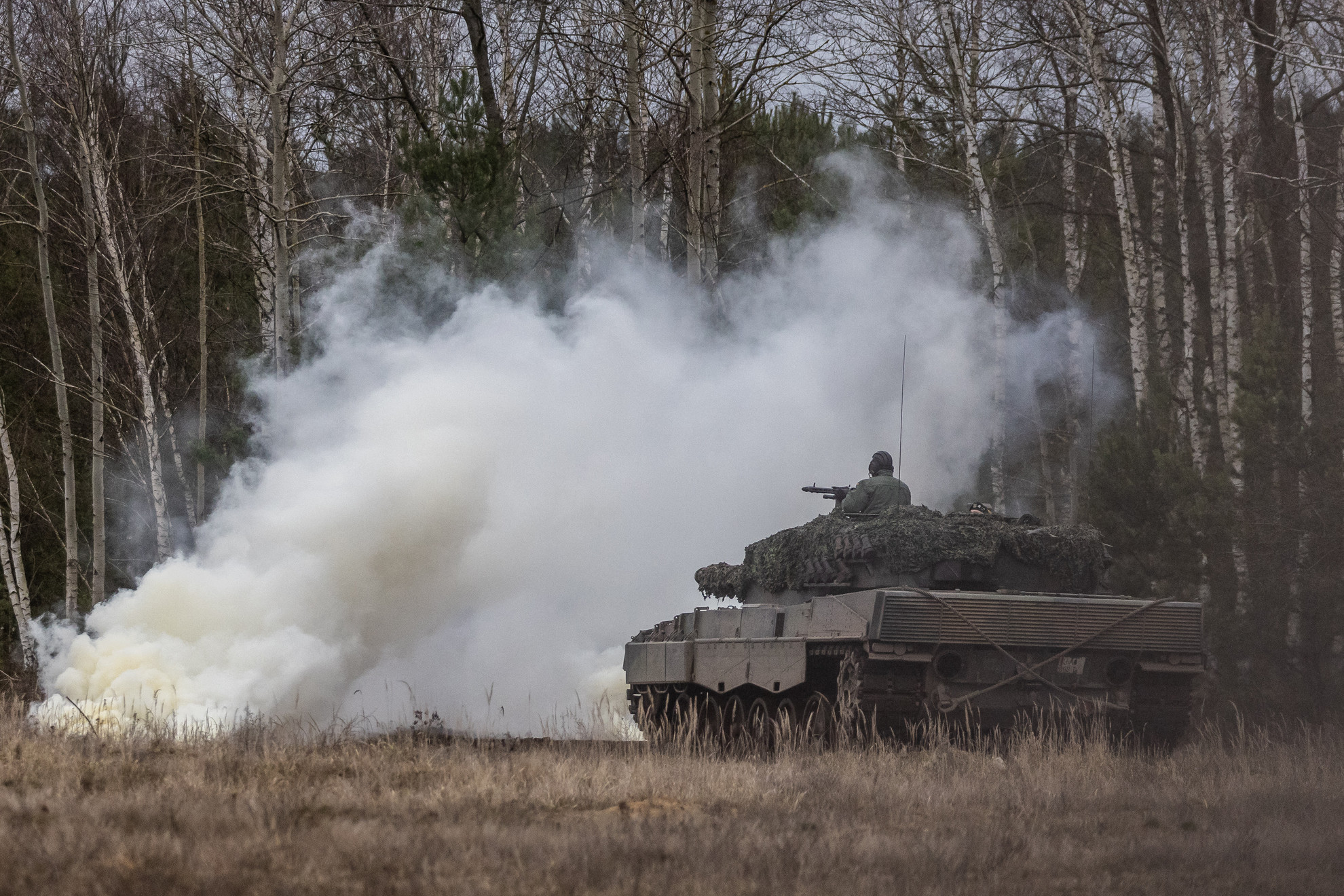 Lengyel és ukrán katonák gyakorolnak egy Leopard 2 harckocsin a nyugat-lengyelországi Swietoszow katonai bázison 2023. február 13-án.