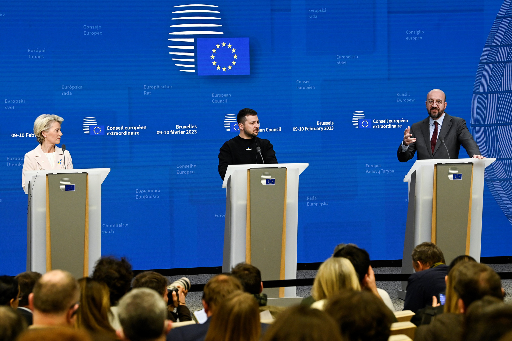 Charles Michel, az Európai Tanács elnöke (jobbra), Volodimir Zelenszkij ukrán elnök (középen) és Ursula von der Leyen, az Európai Bizottság elnöke sajtótájékoztatót tart az EU-csúcstalálkozó keretében tartott kerekasztal-beszélgetést követően Brüsszelben 2023. február 9-én. Ukrajna elnöke díszvendégként részt vesz a 2023. február 9-én Brüsszelben tartandó EU-csúcstalálkozón, ahol az Oroszország elleni háborúban a szövetségesek mielőbbi vadászgépek leszállítására fogja sürgetni a szövetségeseket.