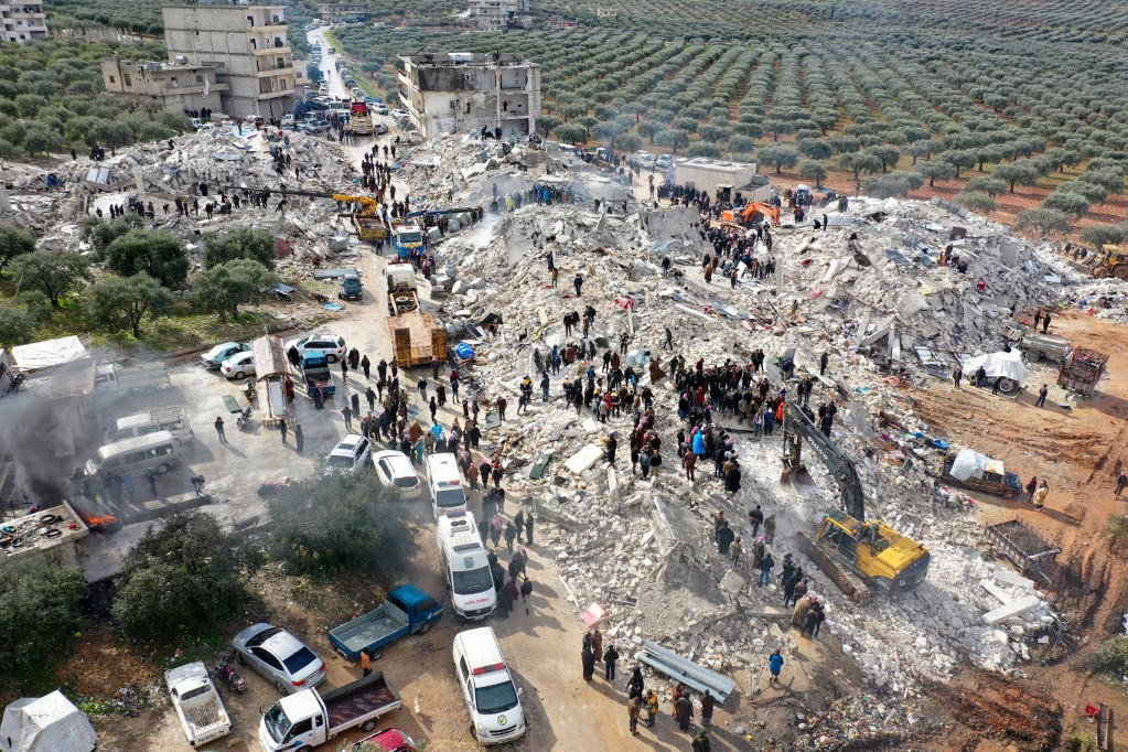 Összedőlt épületek romjai a földrengést követően Besnia faluban, a szíria Idlib tartományában .