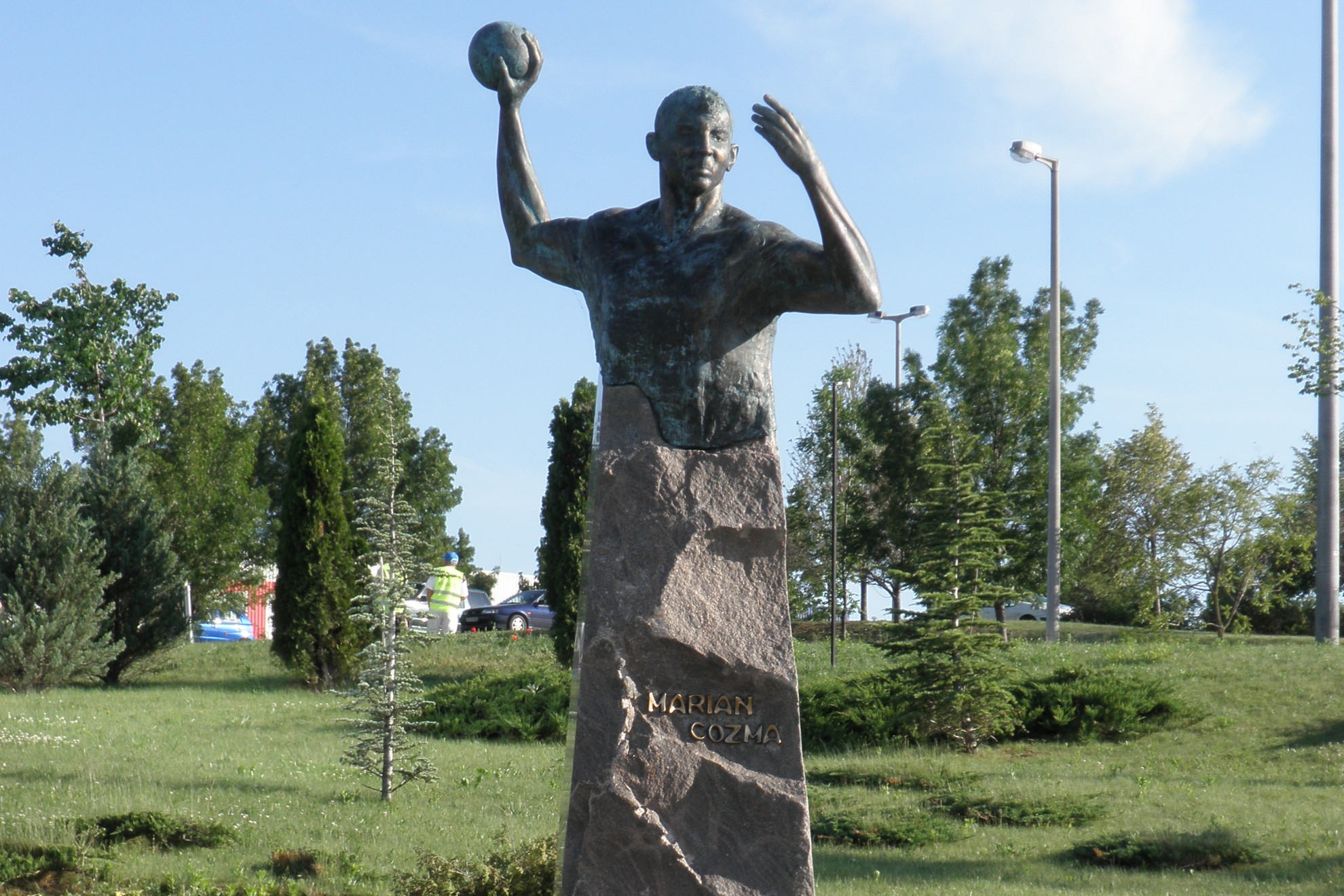 Marian Cozma szobra a Veszprém Arénánál