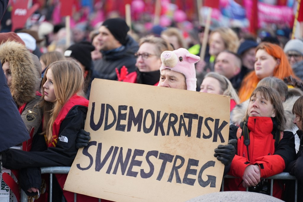 A tüntetőket a dán szakszervezetek és ellenzéki képviselők hívták az utcára