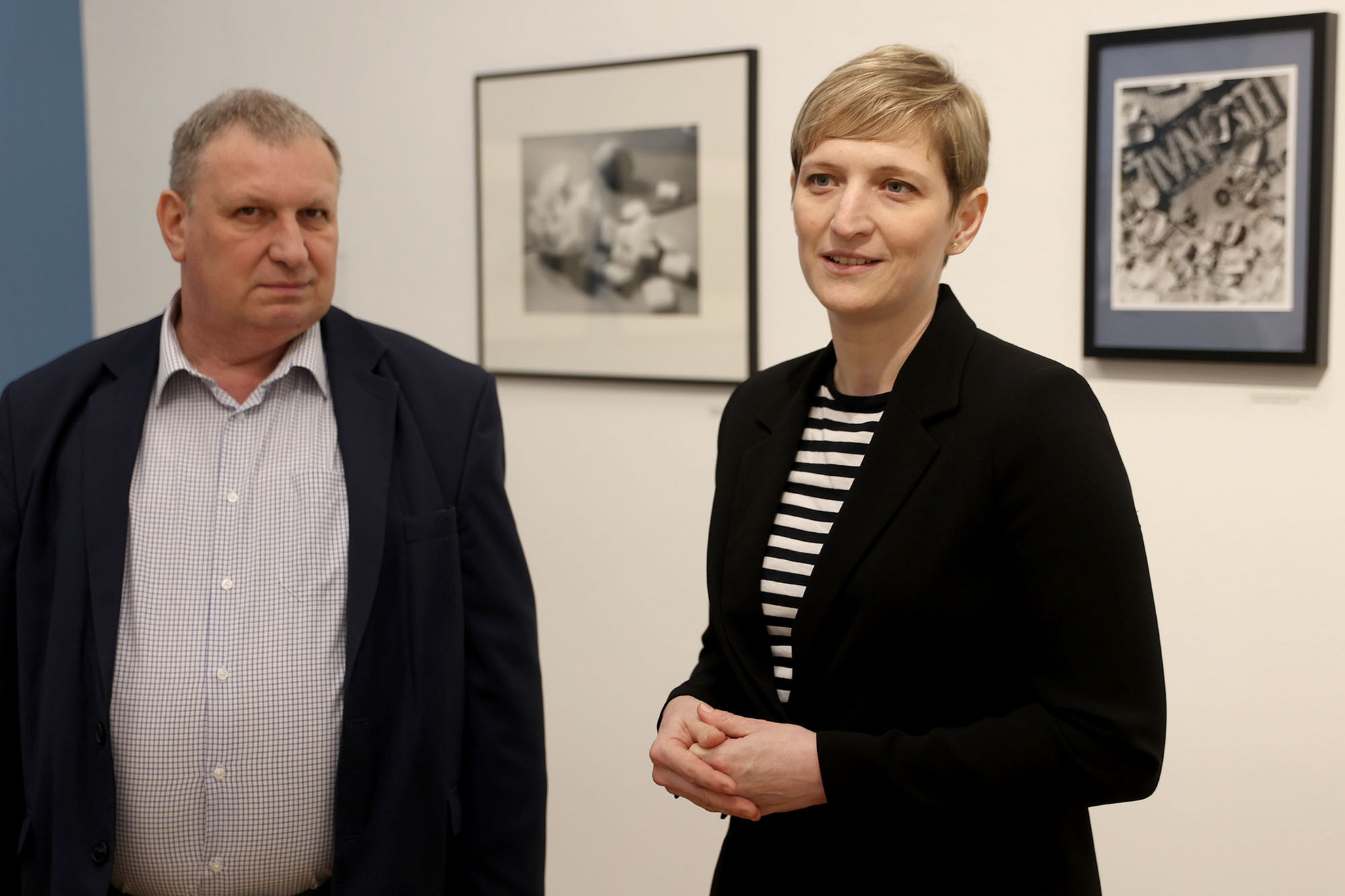 Fotó: MH/Török Péter A kurátor, Silvia L. Čúzyová és tolmácsa a kiállítás képeielőtt