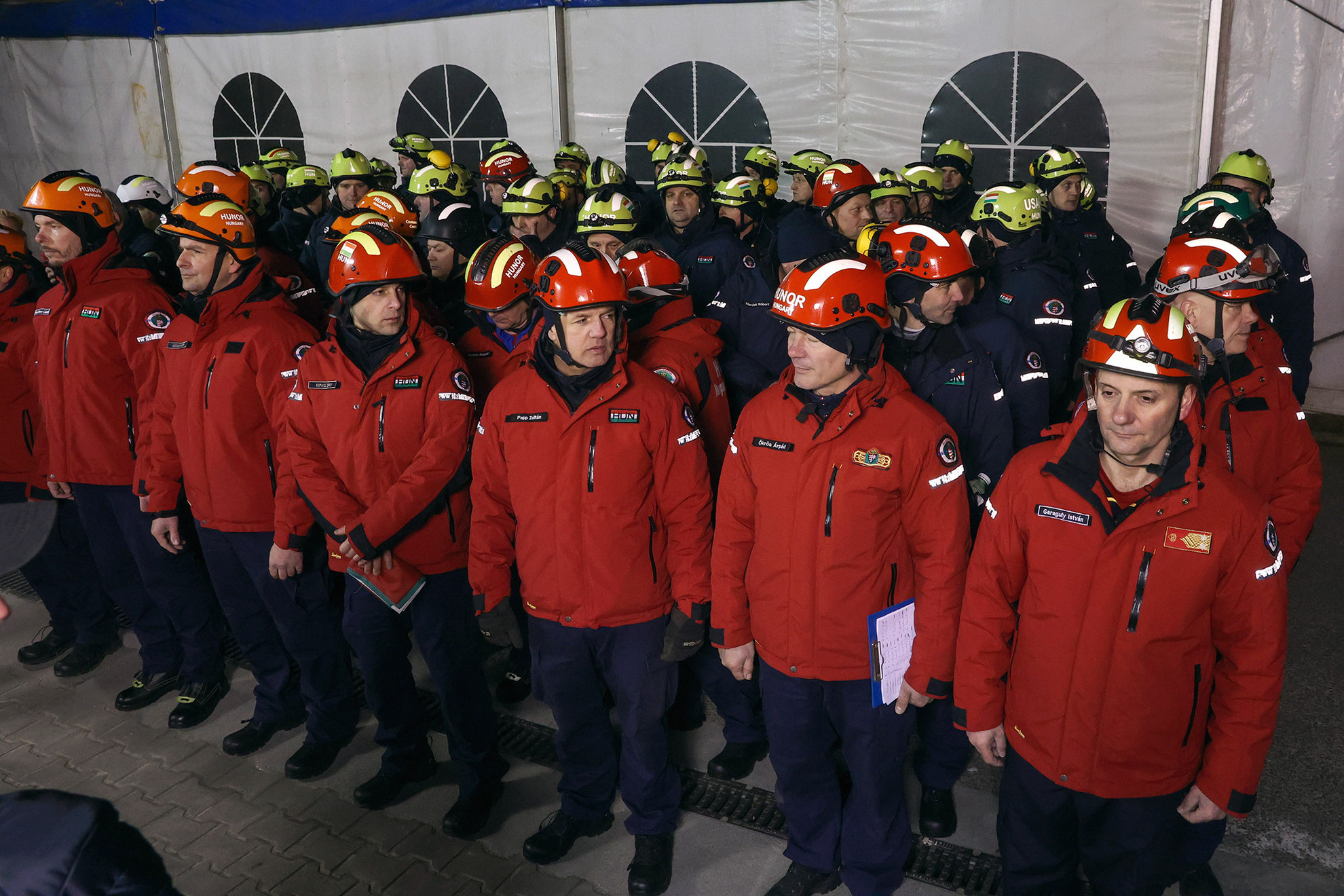 A HUNOR Mentőszervezet 50 fős hivatásos tűzoltó csapattal és két keresőkutyával segíti a mentést