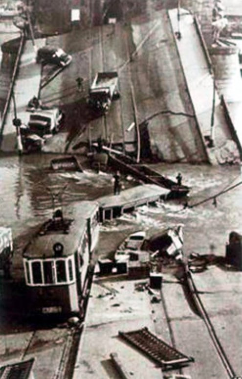 Fotó: Wikipedia Az 1944. november 4-én felrobbantott Margit híd.