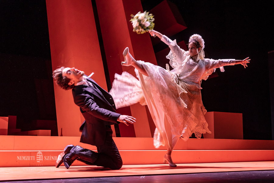 Don Juan (Bordás Roland) és Donna Elvira (Szász Júlia)   a meghiúsult esküvő után