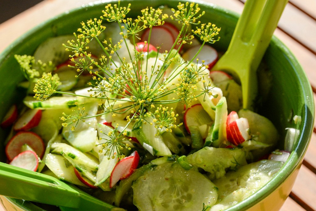 Egy tál egészséges, friss zöld saláta