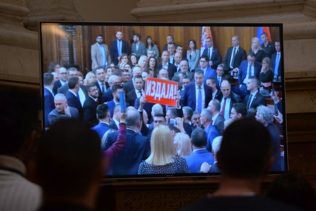 Az ellenzéki pártok képviselői a bekiabálások után félbeszakították Aleksandar Vucic beszédét.