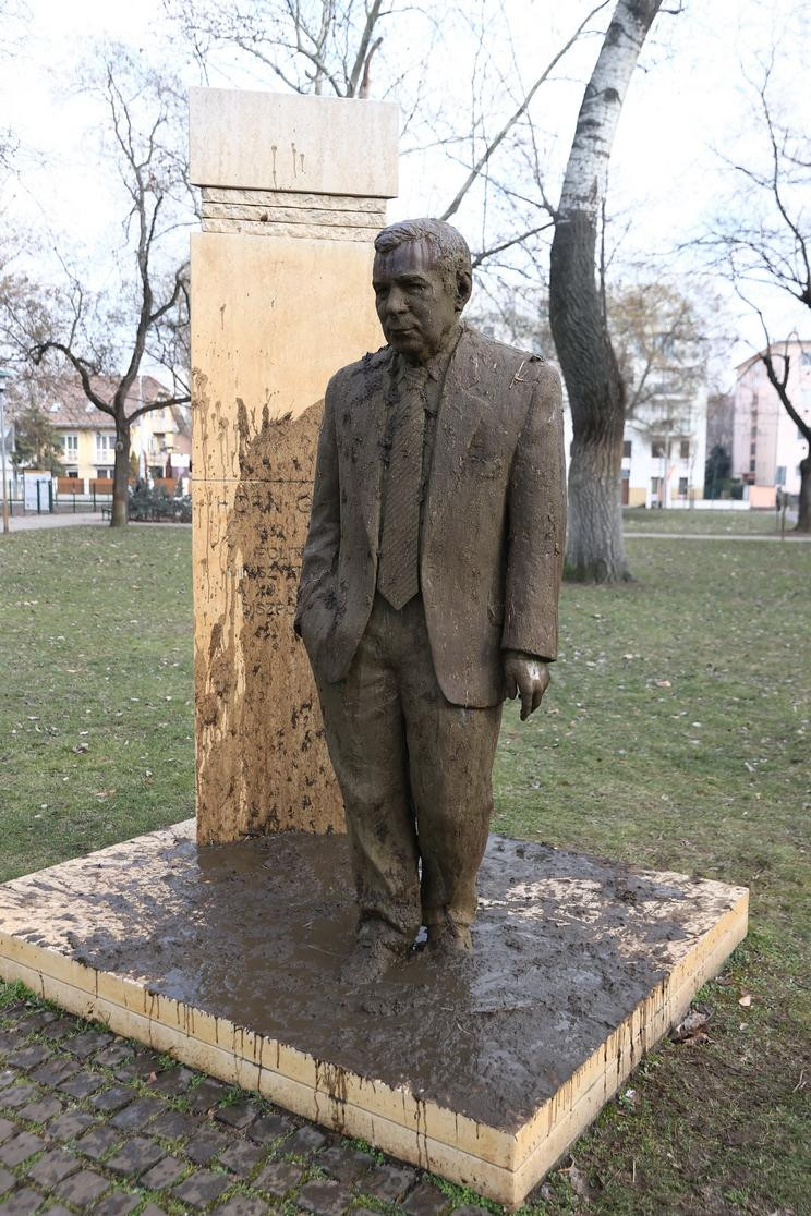 Az egykori kormányfő szobra úszik a sárban a rongálás után
