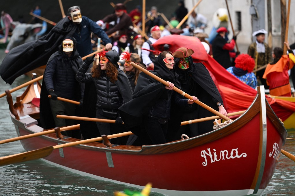 Felvonulás a Canale Grandén a velencei karnevál kezdetén