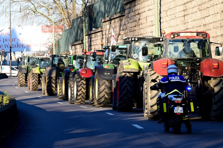Több száz gazda vonult traktorokkal Párizsba egy betiltott növényvédőszer miatt