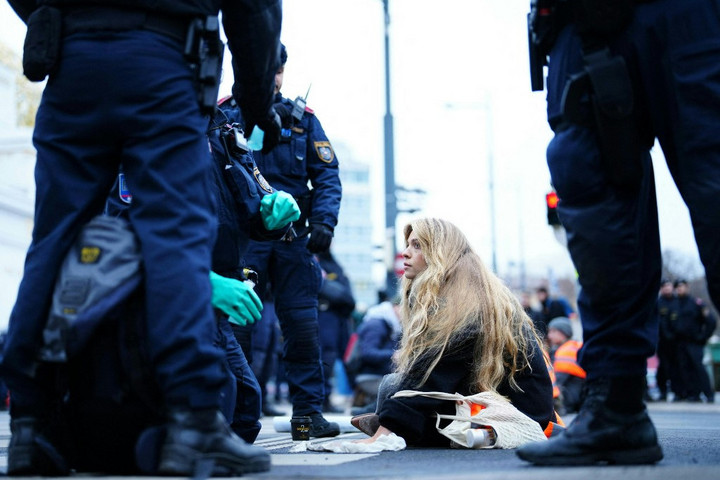 Fotó: AFP/APA/Eva Manhart Kéthetes blokádba kezdtek az Utolsó Nemzedék klímaaktivistái Bécsben