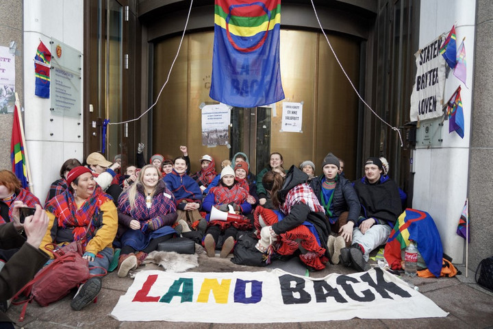 Aktivisták blokád alá vonták a norvég energiaügyi minisztériumot
