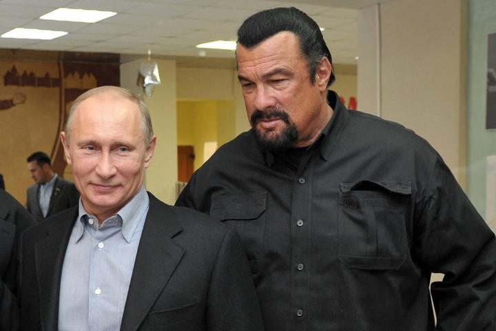 Fotó: AFP/Sputnik/Alexei Nikolsky Putyin állami kitüntetést adott át Steven Seagalnak