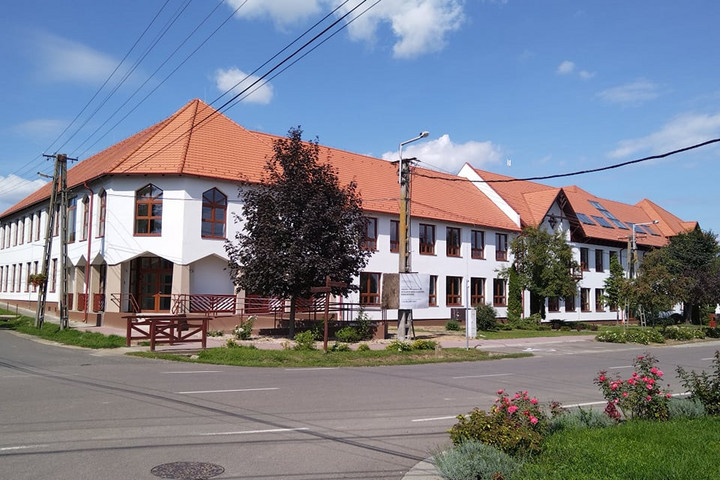 Fotó: varsány.hu Átadták a megújult Hunyadi Mátyás Általános Iskolát Varsányban