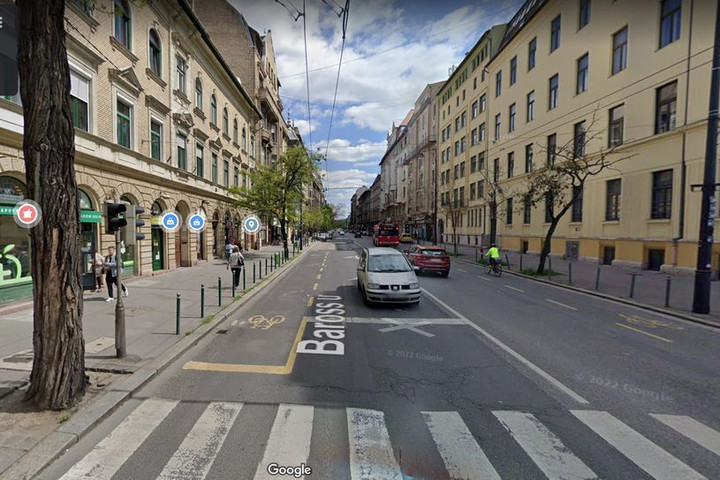 Ártatlanul sétált a Baross utcában, mikor hátba szúrta egy idegen