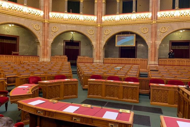 Érdektelen a baloldali vitanap a parlamentben