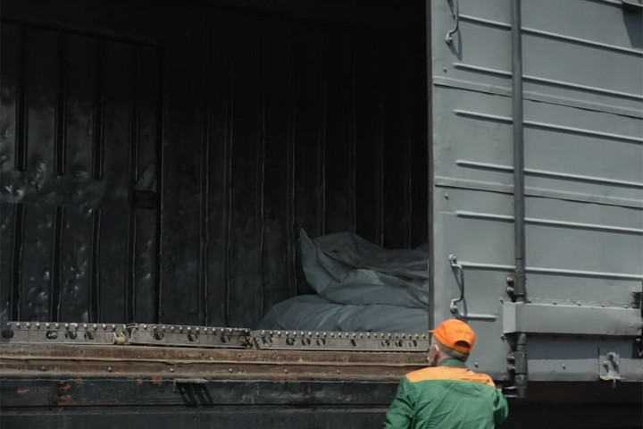 Százával, vasúti kocsikban tárolják az orosz–ukrán háborúban elesett katonák holttestét