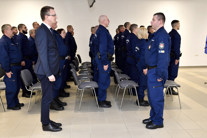 Fotó: MTI/Lakatos Péter Magyar rendőrök segítik Szerbia határainak védelmét