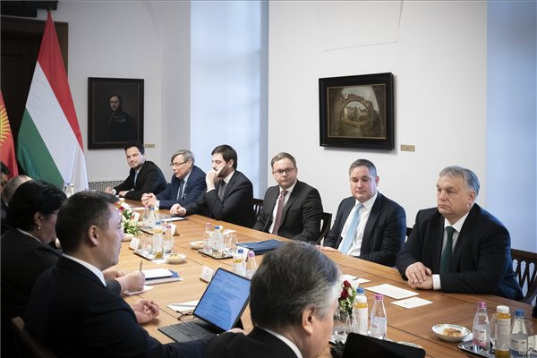Magyar–kirgiz csúcstalálkozó: békés megoldás kell Ukrajnában
