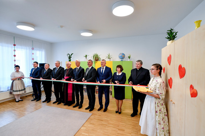 Fotó: MTI/Czeglédi Zsolt Átadták a Szent Erzsébet Katolikus Óvodát Karcagon