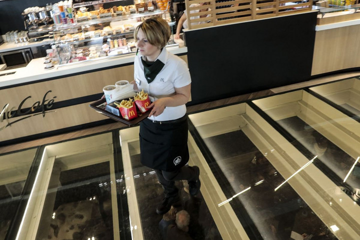 Fotó: Twitter/FactsofRome A 2000 éves római út 3 csontvázzal egy McDonald’s étterem alatt Rómában, Olaszországban