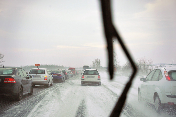 Erős szél és hó nehezítheti a közlekedést hétvégén