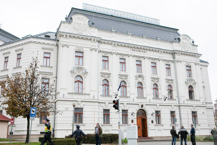 Vádat emeltek egy férfi ellen, aki megrontotta nevelt lányait