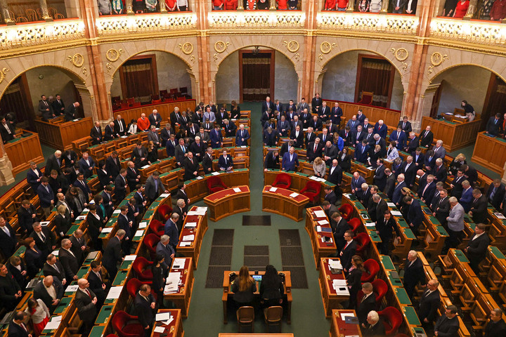 Békepárti határozati javaslatot nyújtott be a Fidesz és a KDNP