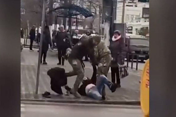 Földre teperve viszik katonának az embereket Ukrajnában