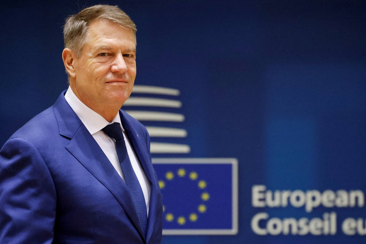 Fotó: AFP/Ludovic Marin Klaus Iohannis: Az országukat és szabadságukat védő ukránok egész Európa szabadságát és biztonságát védik