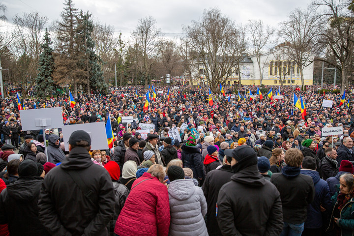 Ezrek tüntettek a moldovai fővárosban a kormány ellen