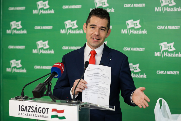 Fekete zacskók kerültek a Horn Gyula nevét viselő utca névtábláira