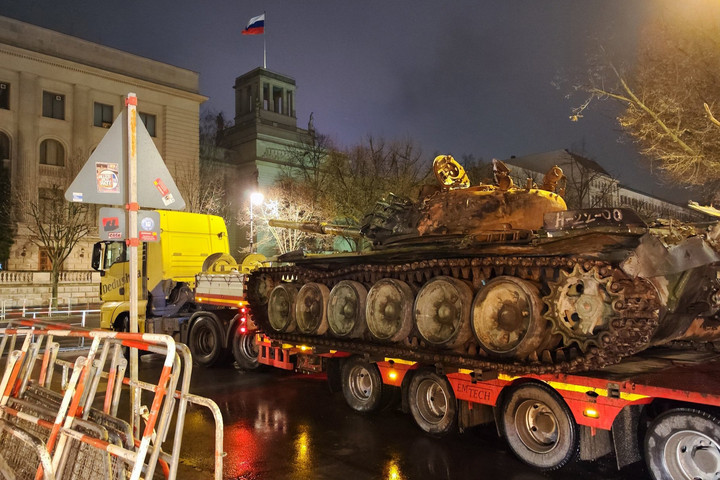 Fotó: Wieland Giebel Szétlőtt orosz tankot állítottak az orosz nagykövetség elé Berlinben