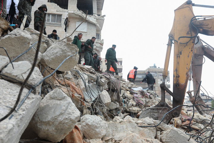 Videóra vették, ahogy kimentenek egy gyereket a földrengés romjai alól