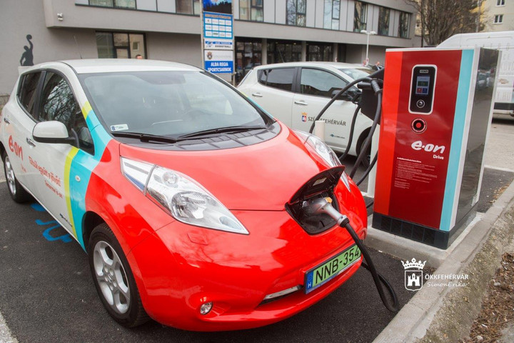 Mobil elektromosgépjármű-töltőállomást mutattak be Székesfehérváron