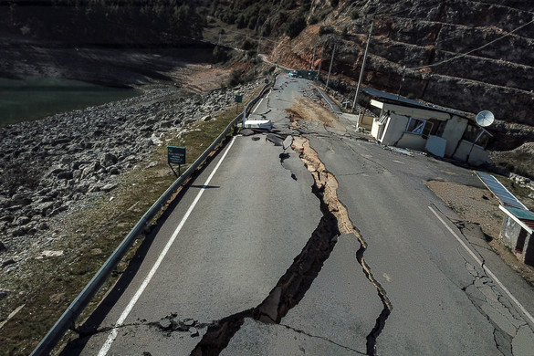 Így szakította ketté a földet a Törökországi földrengés + VIDEÓ