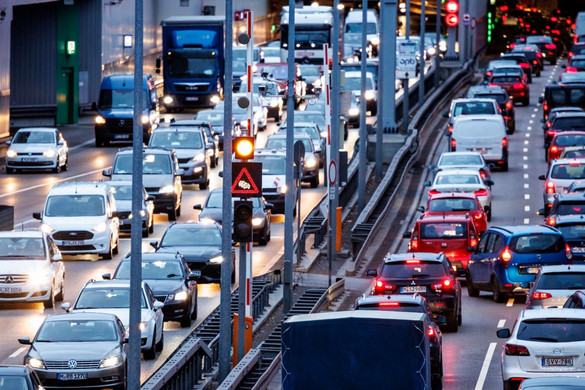 Brüsszelben egyre hosszabban állnak dugóban az autósok