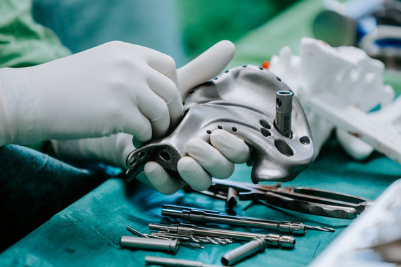 Először ültettek be speciális medenceimplantátumot Magyarországon