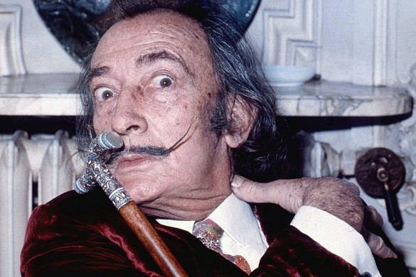 Dalí-rajzokat loptak, elfogták őket