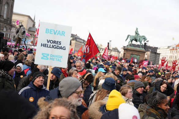 Felmérgelték magukat a dánok egy munkaszüneti nap eltörlése miatt