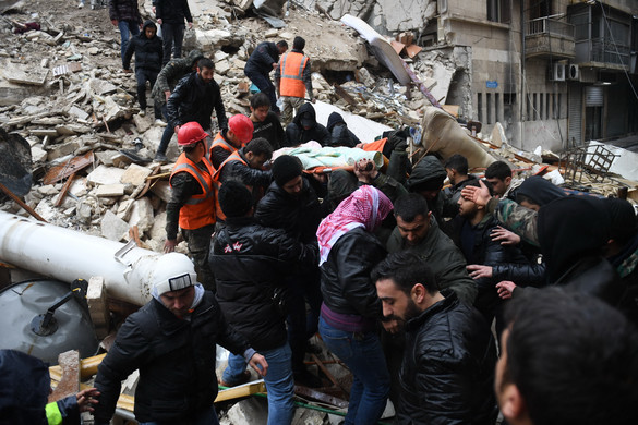 Török alelnök: Tíz tartományban legkevesebb 284 halottjuk van a földrengéseknek
