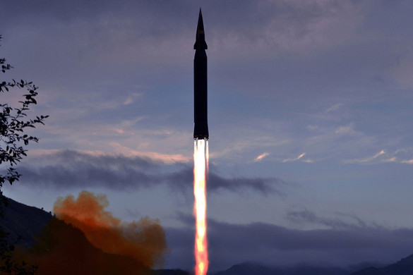 Észak-Korea újabb ballisztikus rakétát lőtt a tenger felé