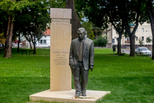 Meggyalázták Horn Gyula szobrát