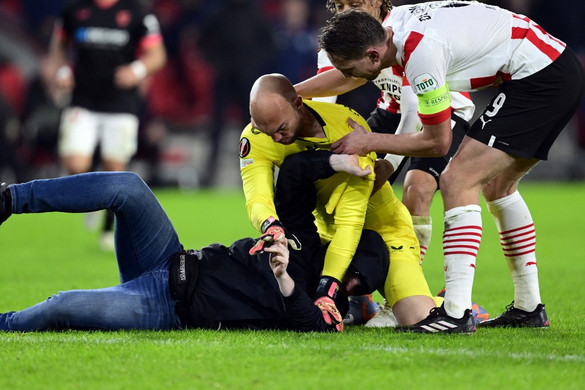 Egy néző megtámadta a Sevilla kapusát