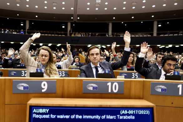 Az EP felfüggesztette két képviselő mentelmi jogát