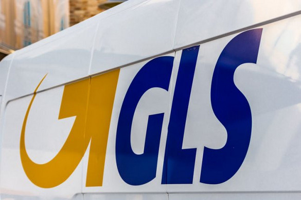 GLS-futár fuvarozott egy rendőrt
