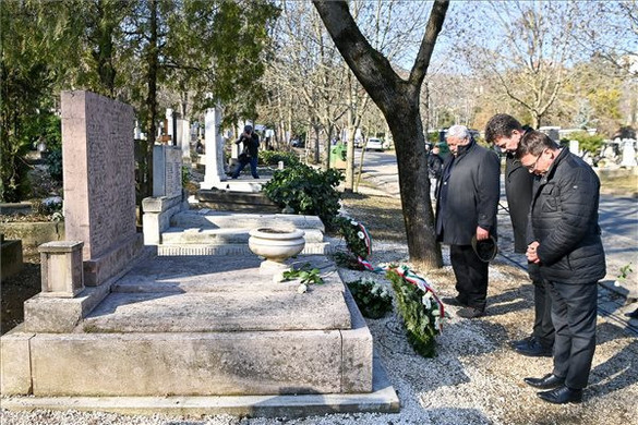 Fürjes: Amikor mindenki azt mondja, háború, mi azt mondjuk, béke