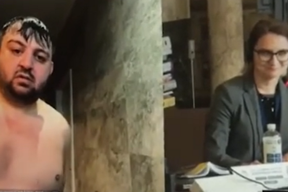 Pucéran, a zuhany alól jelentkezett be az ülésre a képviselő