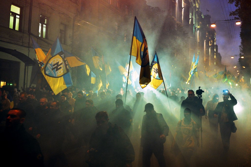 Az azoviták büszkén éltetik az UPA emlékét, 2014-ben is látványos felvonulást rendeztek a tiszteletére. A második világháború alatt működő paramilitáris szervezet 50-100 ezer ember életét oltotta kidöntően faji alapon.